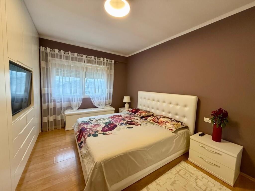 Jepet me qira  1+1 Kopshti Botanik (prane xhamise)