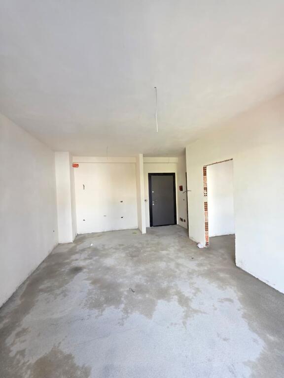 🏡 Shitet Apartament 1+1 – Pranë Spitalit Amerikan 2, Përballë QSUT