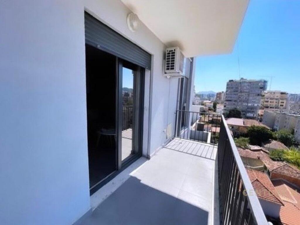 🌁 Per shitje Apartament elegant me pamje qyteti, pranë institucioneve kryesore!