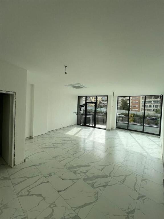 UFFICIO IN AFFITTO 63 M2 VISTA LAGO 1.000 EURO