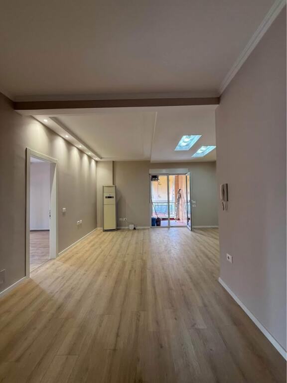 Xhamllik📍Vendesi in vendita Appartamento 2+1 in palazzo nuovo, fronte strada