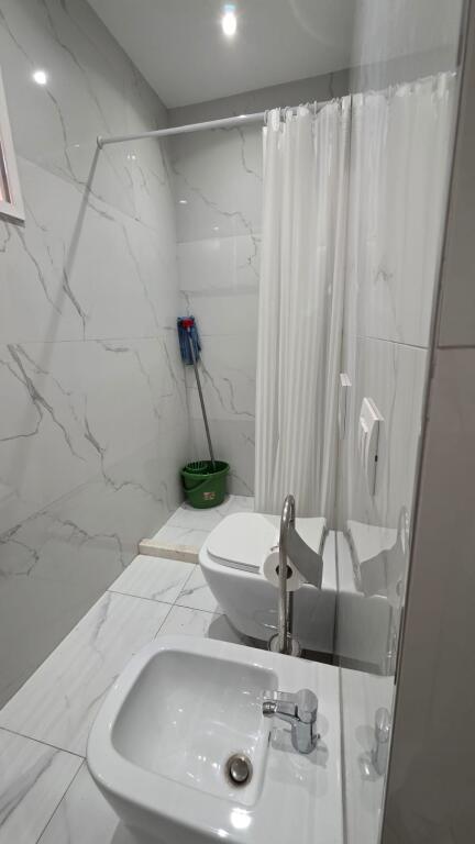 APARTAMENT 1+1 PER SHITJE PRANE SIRI KODRES !
