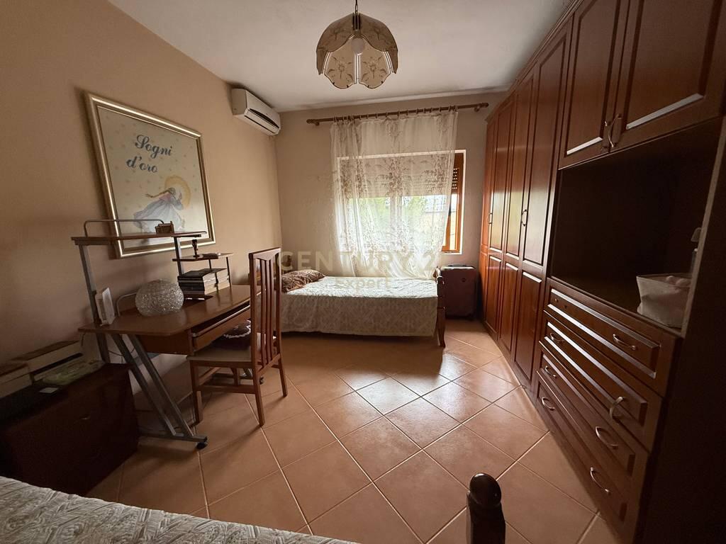 🌆Kombinim i jetës urbane me qetësinë klasike – shitet apartament 2+1 pranë Mozaikut!