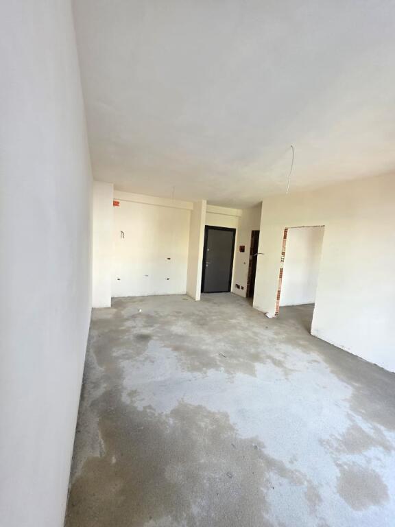 🏡 Shitet Apartament 1+1 – Pranë Spitalit Amerikan 2, Përballë QSUT