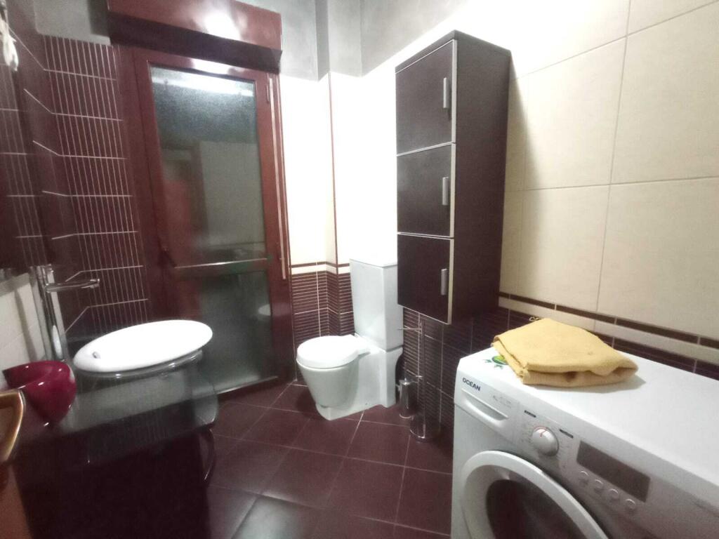 Jepet me Qira Apartament 4+1 me 2 Tualete, Zogu i Zi Tirane (MLS # 530581008-38)