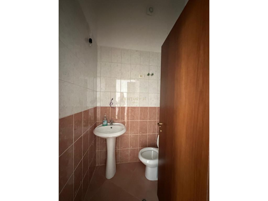 Jepet me qira ambient komercial (dyqan) në zonën e Freskut