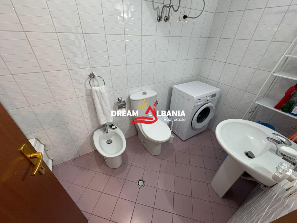 Jepet me qera Apartament 2+1+2 te Rruga e Barrikadave ne Tirane (42214965)