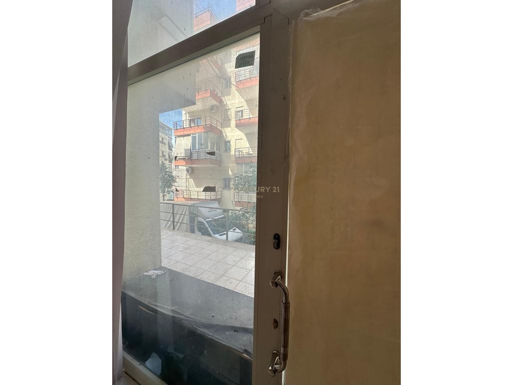 Jepet me qira ambient komercial (dyqan) në zonën e Freskut