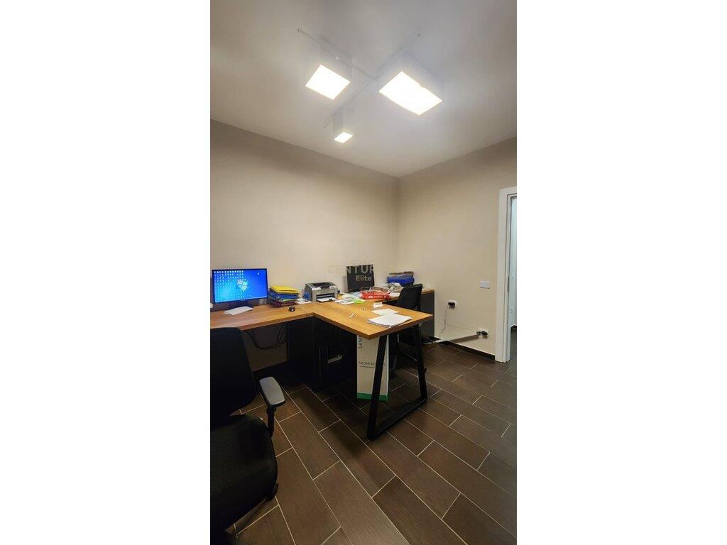 Jepet me qira per zyre apartament 2+1+2 tek Rruga e Kosovareve. 800 € /Muaj