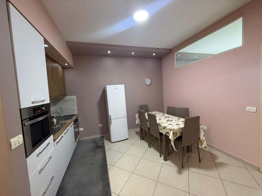 APARTAMENT ME QERA 2+1 STACIONI I TRENIT 60.000 LEKE