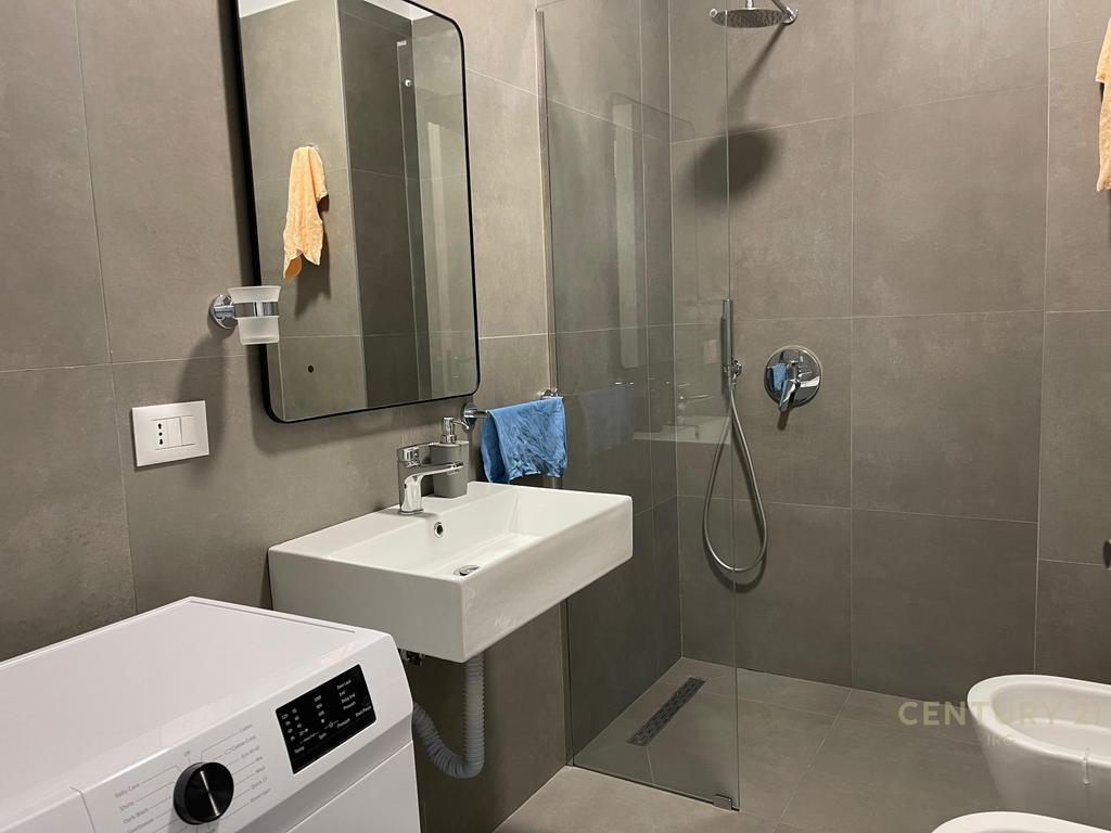 SHITET APARTAMENT 2+1+2 ME POST PARKIMI TEK KODRA E DIELLIT ! 230,000 €
