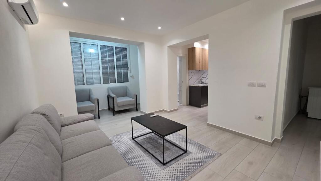 APARTAMENT 1+1 PER SHITJE PRANE SIRI KODRES !