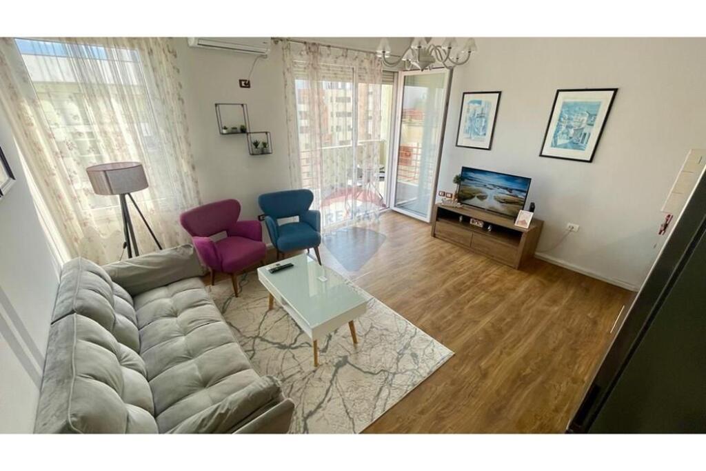 Apartament 1+1 me qera tek Pazari i Ri!