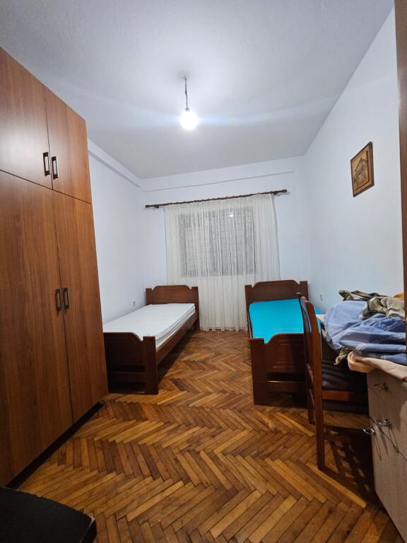 🏠 Apartament 2+1 me Qira – 5 Maji, pranë shkollës “Tirona Jonë”