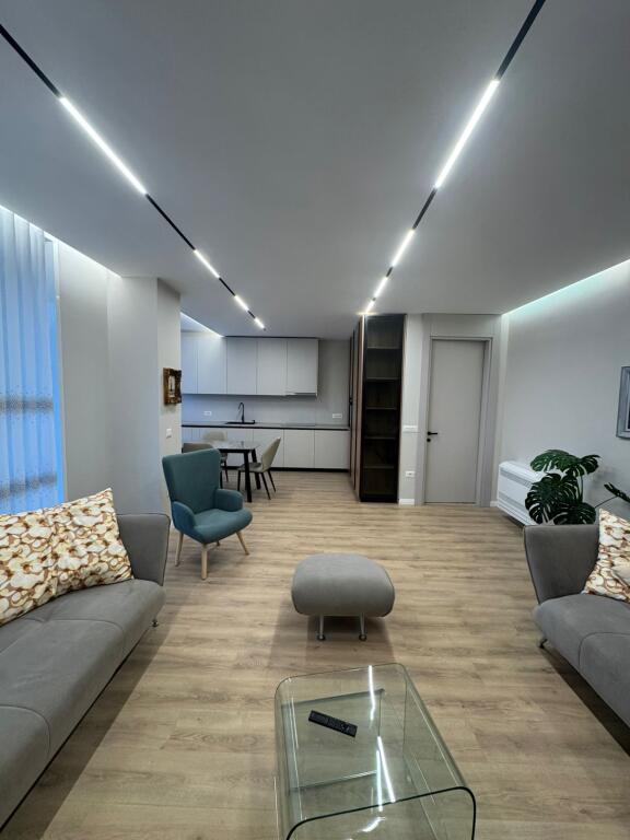 Apartament 2+1 me qera 📍Rr. Barrikadave, ne rruge kryesore