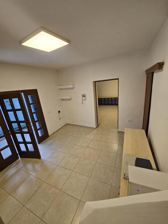 Two-story house for rent for business near Commissariat No. 1 at Bryli