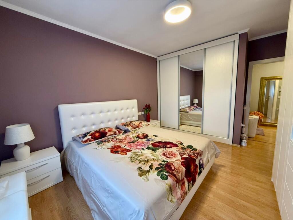 Jepet me qira  1+1 Kopshti Botanik (prane xhamise)