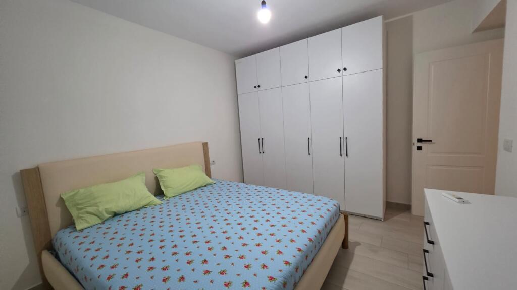 APARTAMENT 1+1 PER SHITJE PRANE SIRI KODRES !