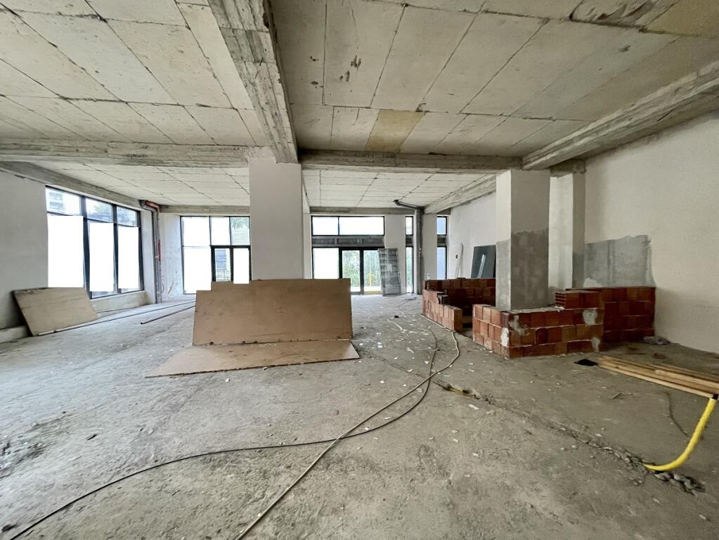 Locale commerciale in AFFITTO di fronte al Nuovo Maternità, (Brryli)