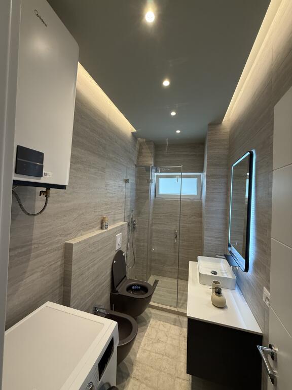 JEPET ME QIRA 1+1 APARTAMENT LUKSOZ – RRUGA E BOGDANËVE, TIRANË