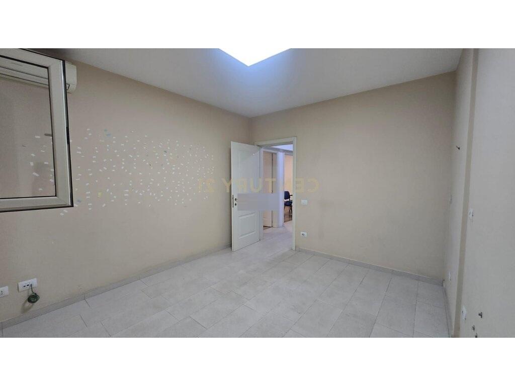 OFROHET APARTAMENT 2+1 PER QIRA