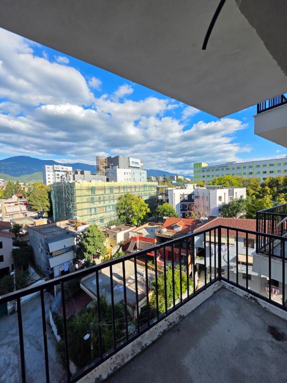 🏡 Shitet Apartament 1+1 – Pranë Spitalit Amerikan 2, Përballë QSUT