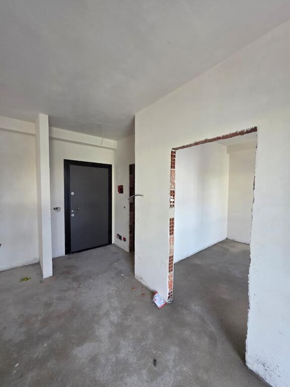 🏡 Shitet Apartament 1+1 – Pranë Spitalit Amerikan 2, Përballë QSUT