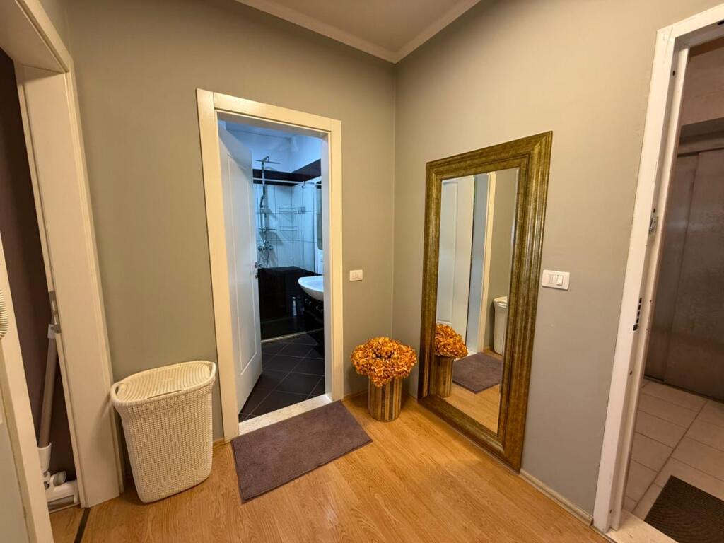 Jepet me qira  1+1 Kopshti Botanik (prane xhamise)