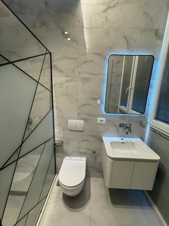 Apartament 2+1 me qera 📍Rr. Barrikadave, ne rruge kryesore