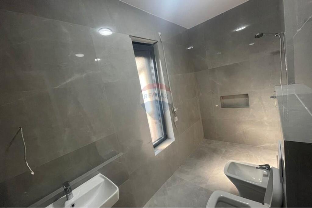 Jepet me qira ambjent per zyra , te Bulevardi i ri