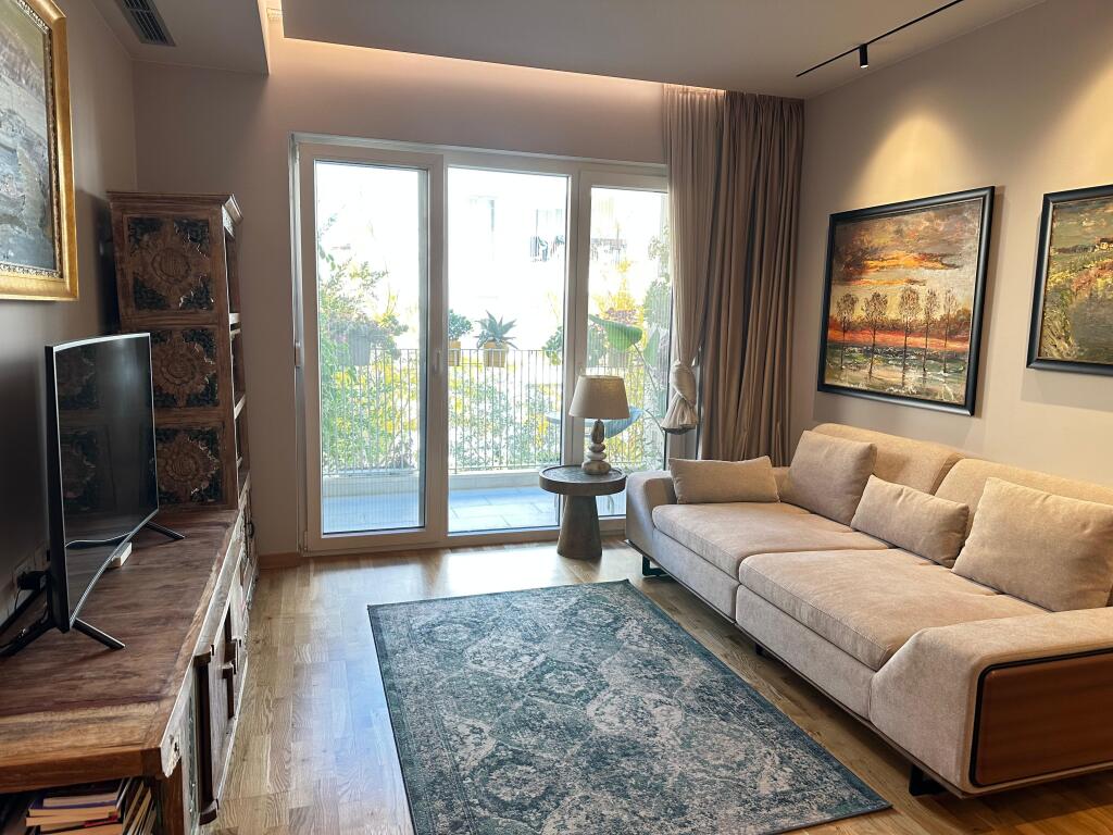 Jepet Qira Apartament 2+1+ Post Parkimi në rezidencë private afër Liqenit të Thatë