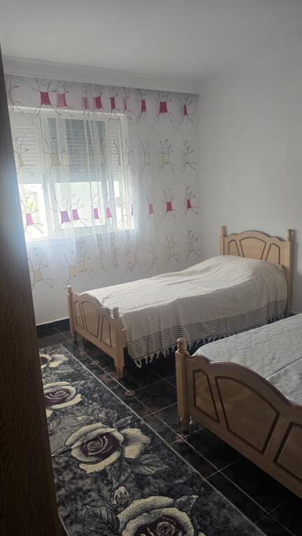 2+1,i mobiluar ne xhamllik te bar artisti,cmimi 500 mije leke