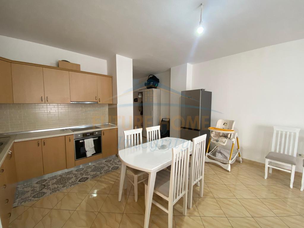 Shitet, Apartament 2+1+2, Fresku, Tiranë.