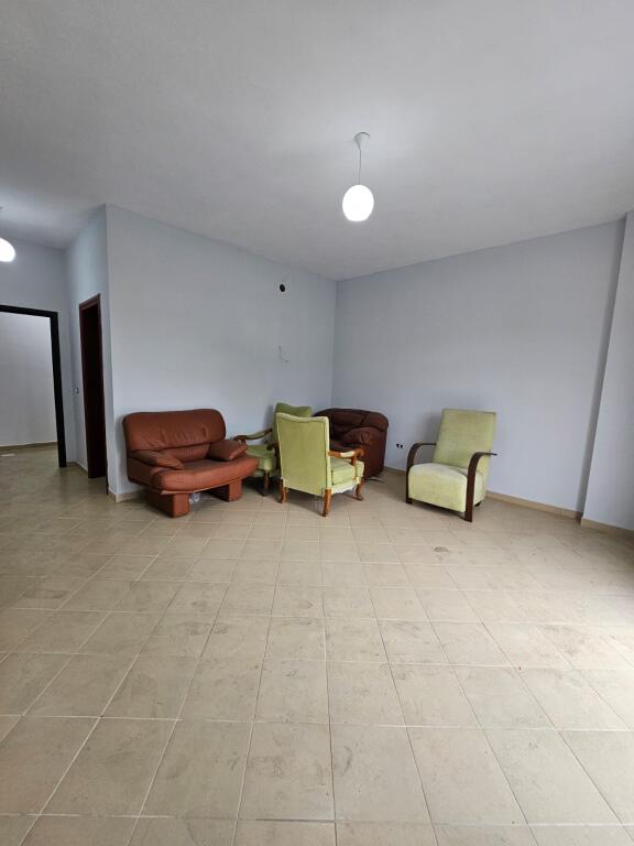 🏡 Garsonier në Shkëmbin e Kavajës – 47 m²  • Sipërfaqe: 37 m² + 10 m² verandë (totali 47 m²)