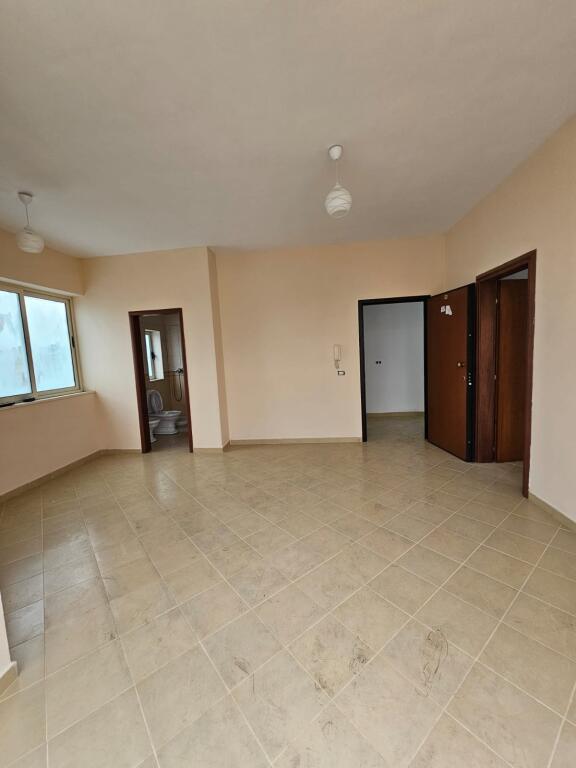 🏡 Shitet Apartament 1+1 te Shkëmbi i Kavajës, pranë kompleksit “Koloseu”