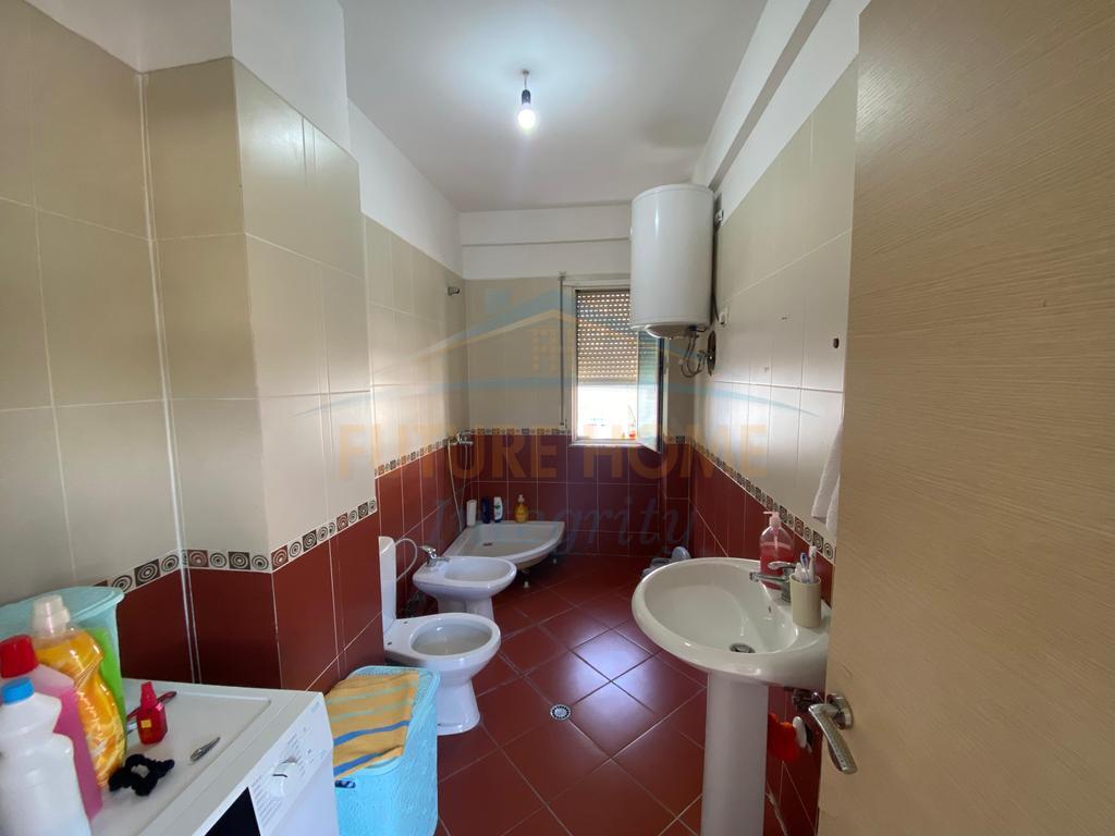 Shitet, Apartament 2+1+2, Fresku, Tiranë.