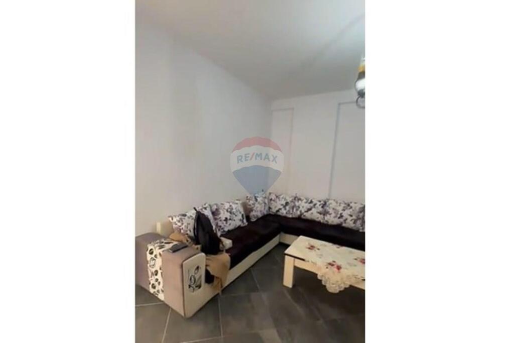 Apartament 2+1, Astir