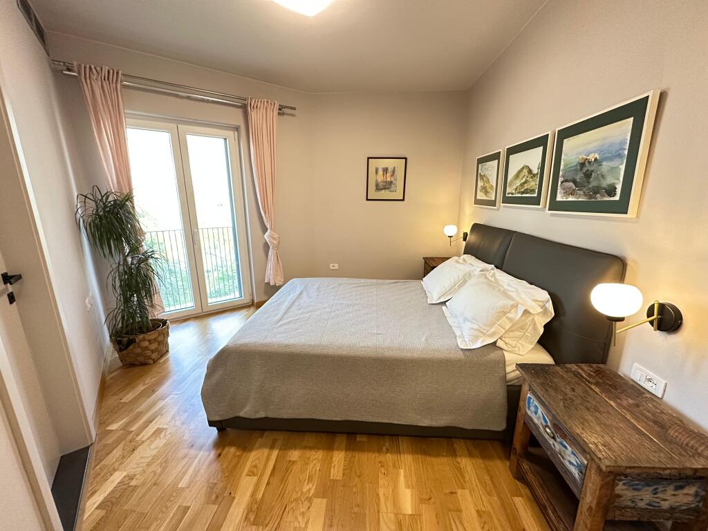 Jepet Qira Apartament 2+1+ Post Parkimi në rezidencë private afër Liqenit të Thatë