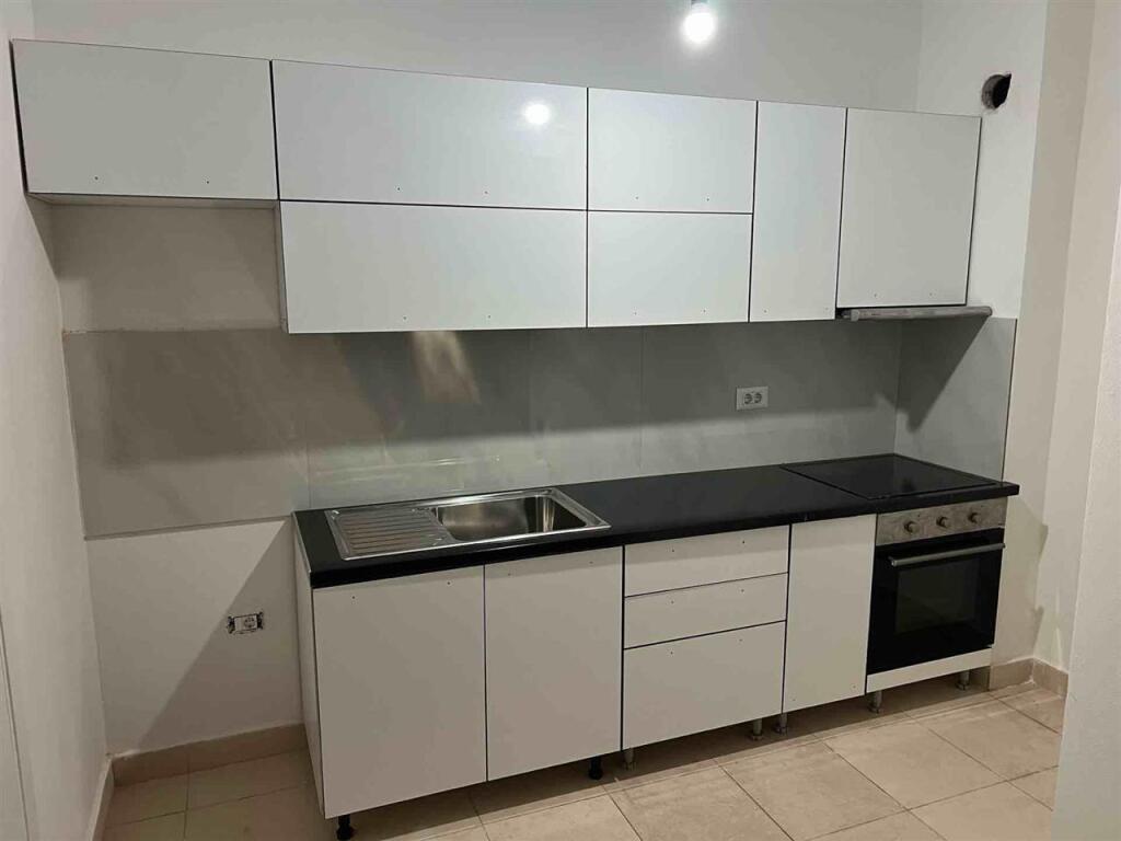 Jepet me qera apartament 1+1 tek Rruga 5 Maj !