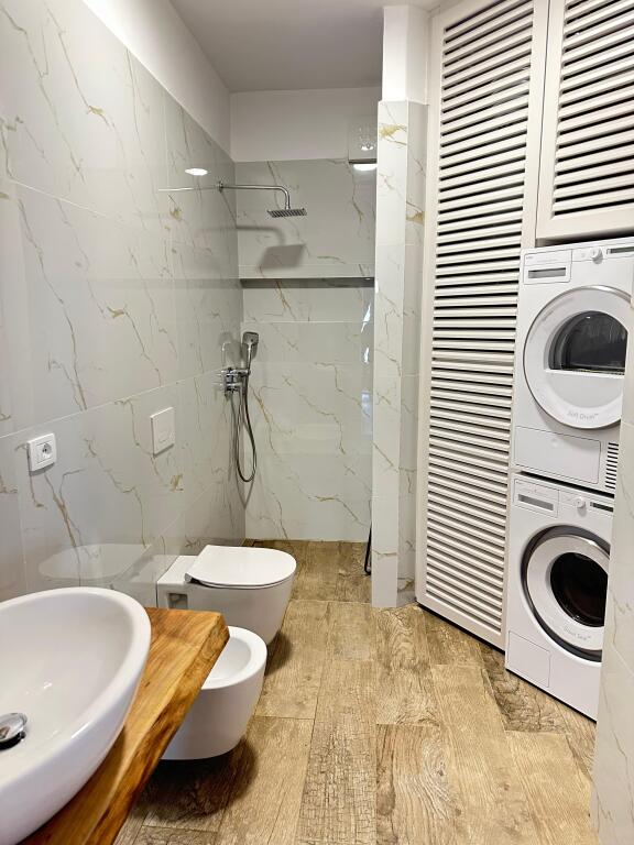 Jepet Qira Apartament 2+1+ Post Parkimi në rezidencë private afër Liqenit të Thatë