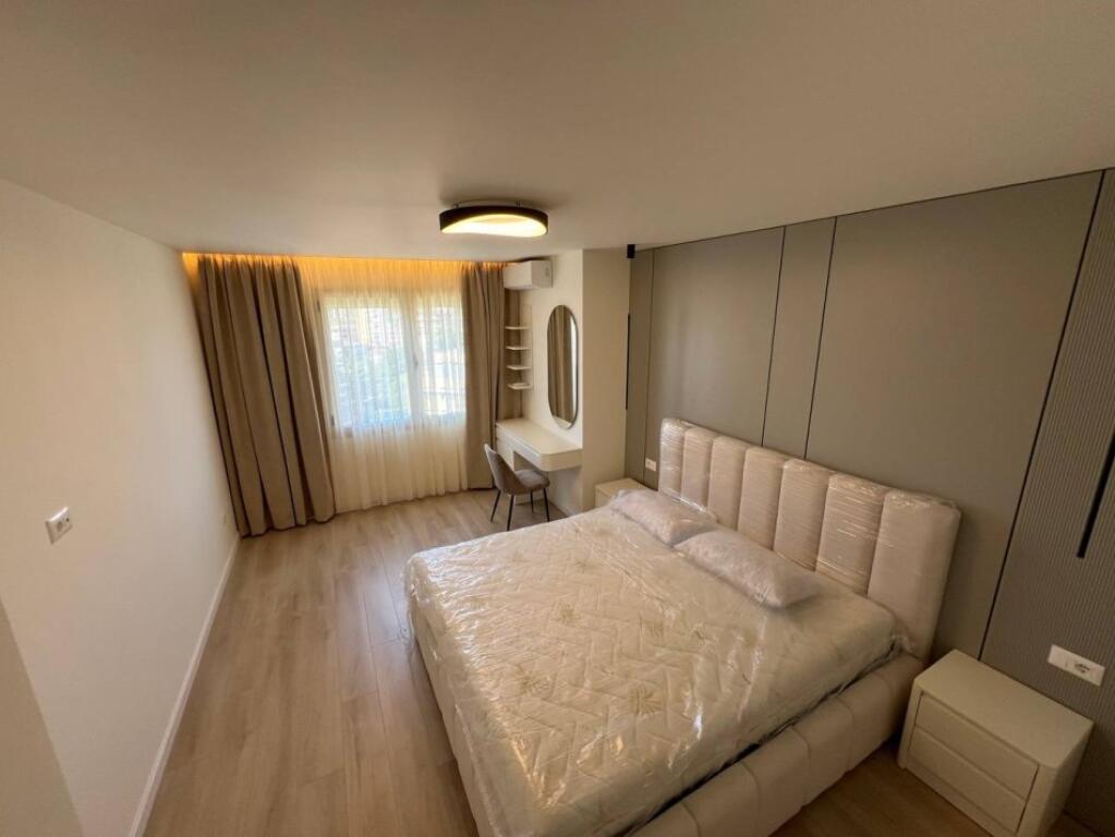 🏢Rruga e Elbasanit,prane Ambasades Amerikane jepet me qera apartament ,2+1,i sapo mobiluar 1,100 €uro