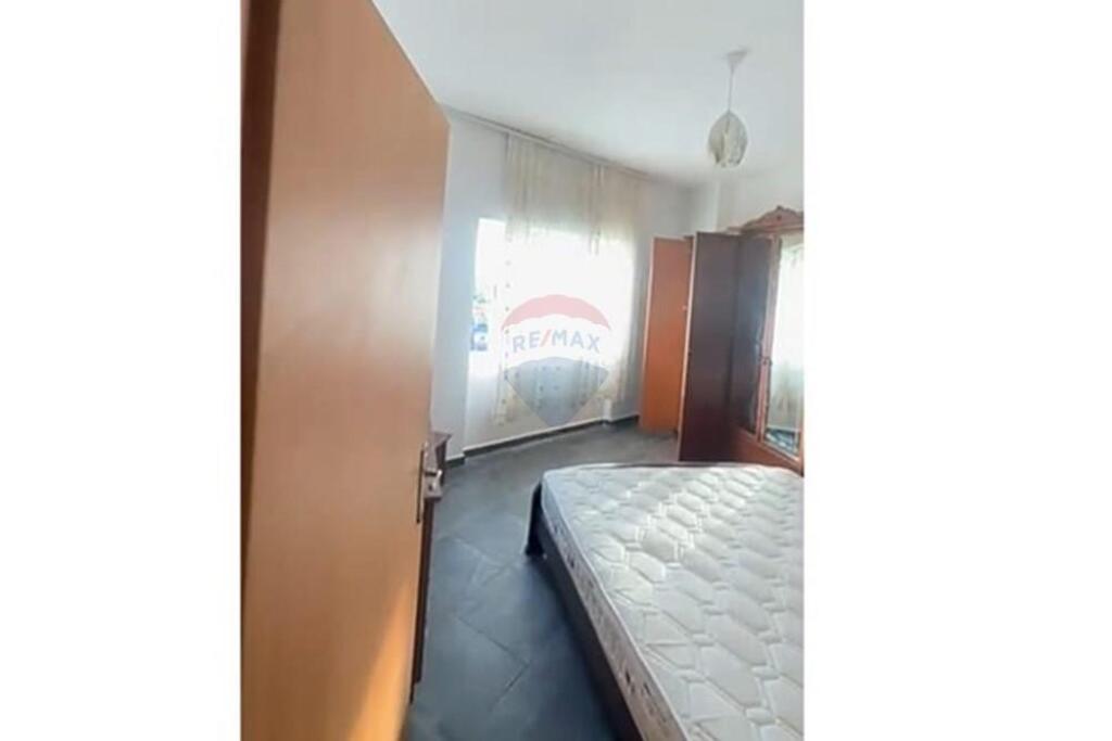 Apartament 2+1, Astir