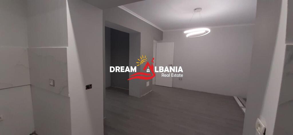 Jepet me qera apartament 1+1 per zyra/banim ne rrugen Qemal Stafa prane Shkolles se Kuqe (ID 4219472)