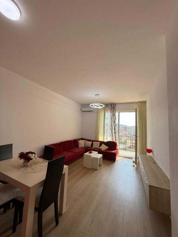 JEPET ME QIRA APARTMENT 1+1 KOMPLEKSI GRAND GALLERY, YZBERISHT Çmimi: 45.000 Leke/Muaj Adresa: Rruga 3 Deshmoret ORGANIZIMI: 1 Sallon + Kuzhine 1 Dhome gjumi 1 Tualet 1 Ballkon  Detaje te tjera: Apartamenti ndodhet ne katin e 5-te te nje pallati te ri me ashensor Totalisht i ri Hapesira te mire organizuara dhe te bollshme  Per me shume informacione ose nje vizite ne prone na kontaktoni: