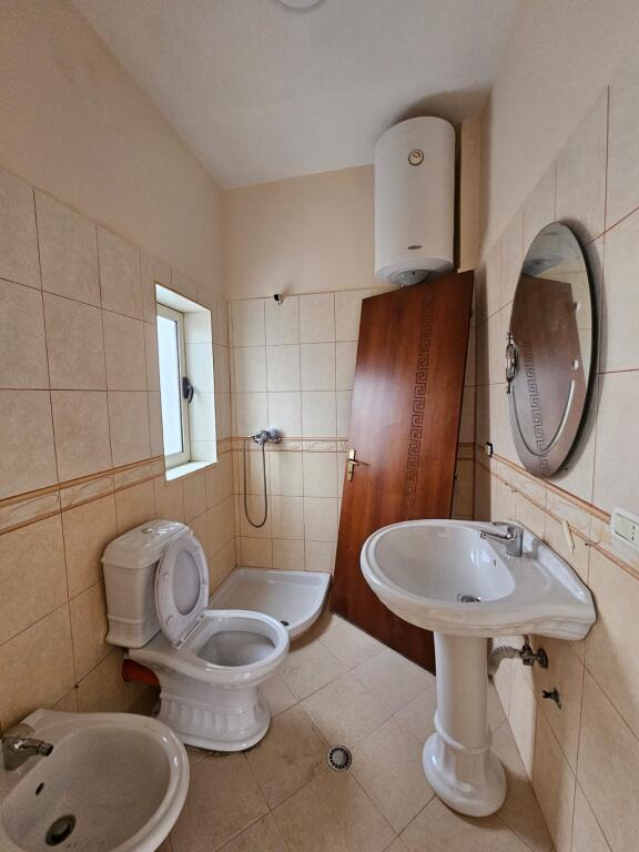 🏡 Shitet Apartament 1+1 te Shkëmbi i Kavajës, pranë kompleksit “Koloseu”