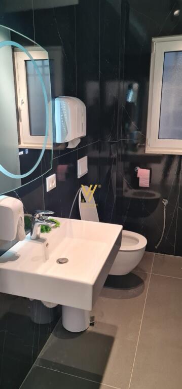 JEPET AMBIENT BIZNESI 70 M2 ME QERA TE RRUGA MINE PEZA 2.500 EURO
