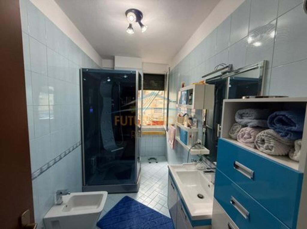 Shitet,Apartament 2+1+2+Depo,21 Dhjetori,Tiranë