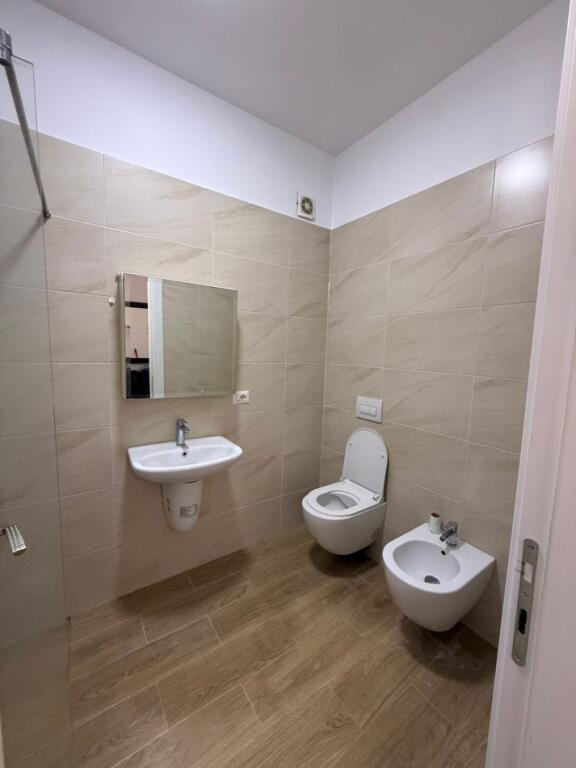 JEPET ME QIRA APARTMENT 1+1 KOMPLEKSI GRAND GALLERY, YZBERISHT Çmimi: 45.000 Leke/Muaj Adresa: Rruga 3 Deshmoret ORGANIZIMI: 1 Sallon + Kuzhine 1 Dhome gjumi 1 Tualet 1 Ballkon  Detaje te tjera: Apartamenti ndodhet ne katin e 5-te te nje pallati te ri me ashensor Totalisht i ri Hapesira te mire organizuara dhe te bollshme  Per me shume informacione ose nje vizite ne prone na kontaktoni: