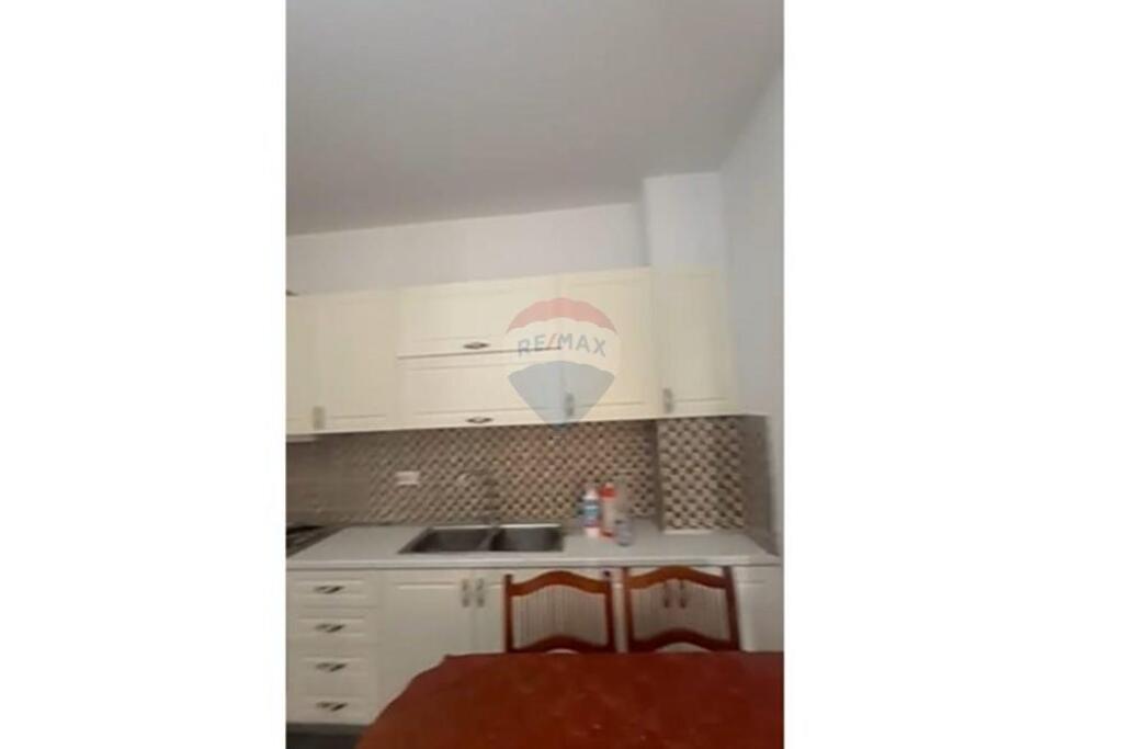 Apartament 2+1, Astir