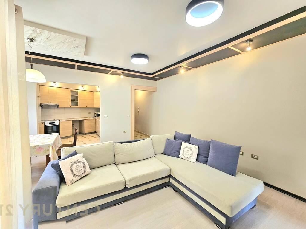 OFROHET APARTAMENT 2+1 PER QIRA NE UNAZEN E RE